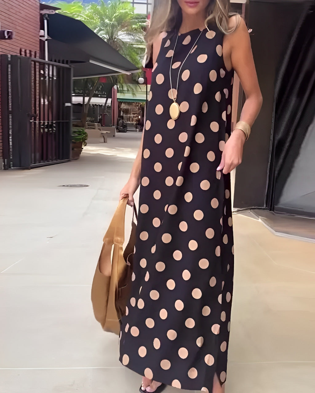 Vestido largo sin mangas con abertura