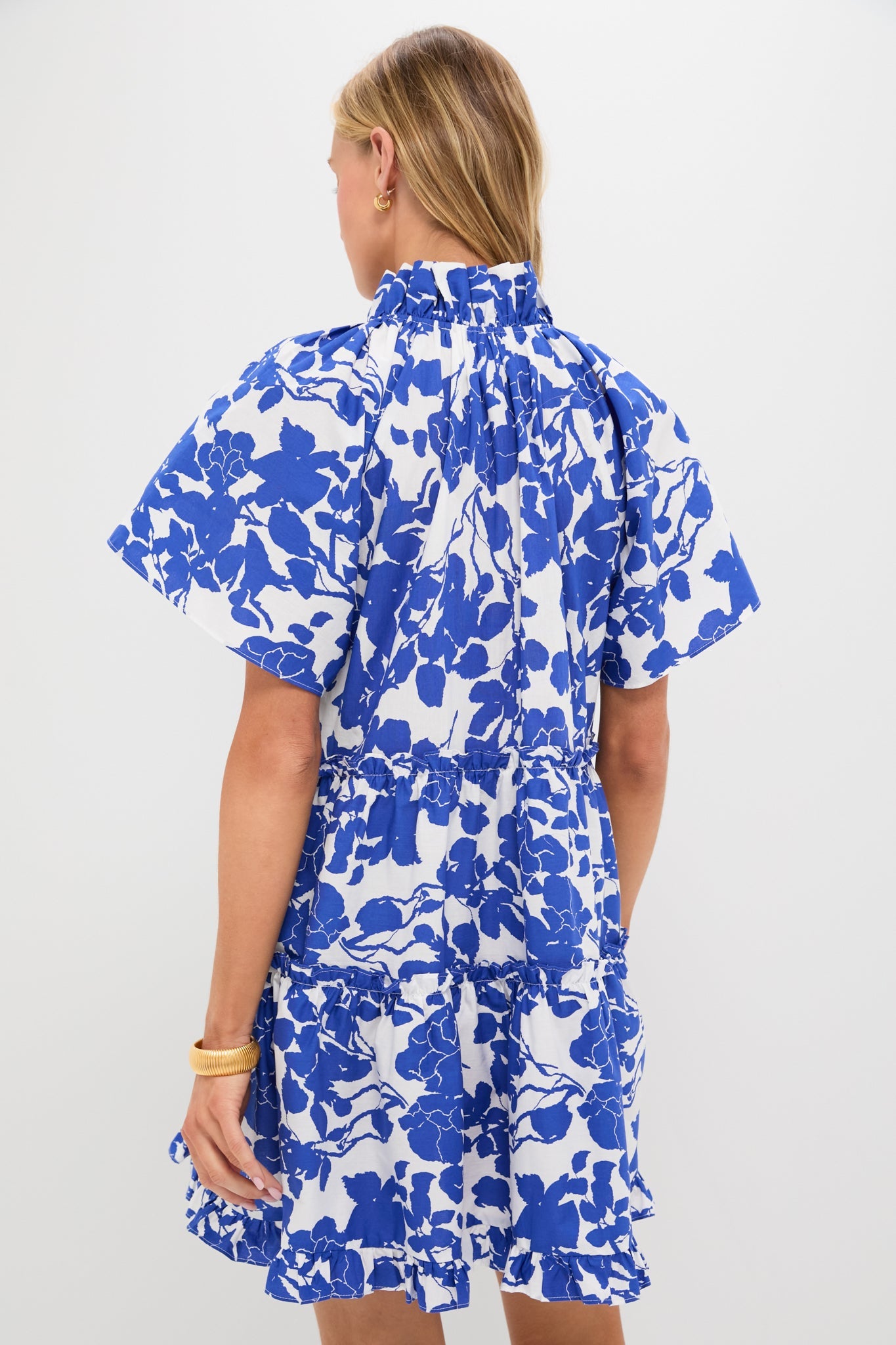 Vestido con estampado floral azul y blanco