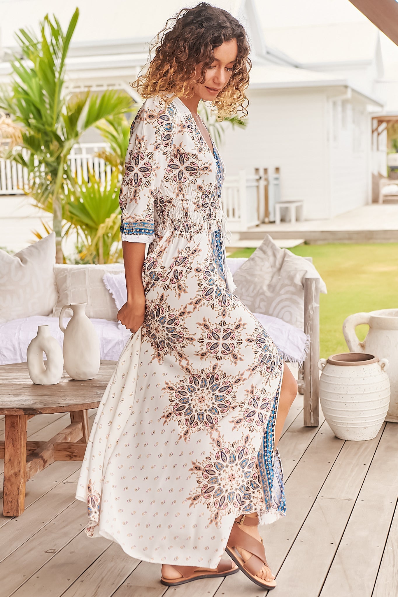 Vestido de corte A con cintura fruncida y espalda de encaje