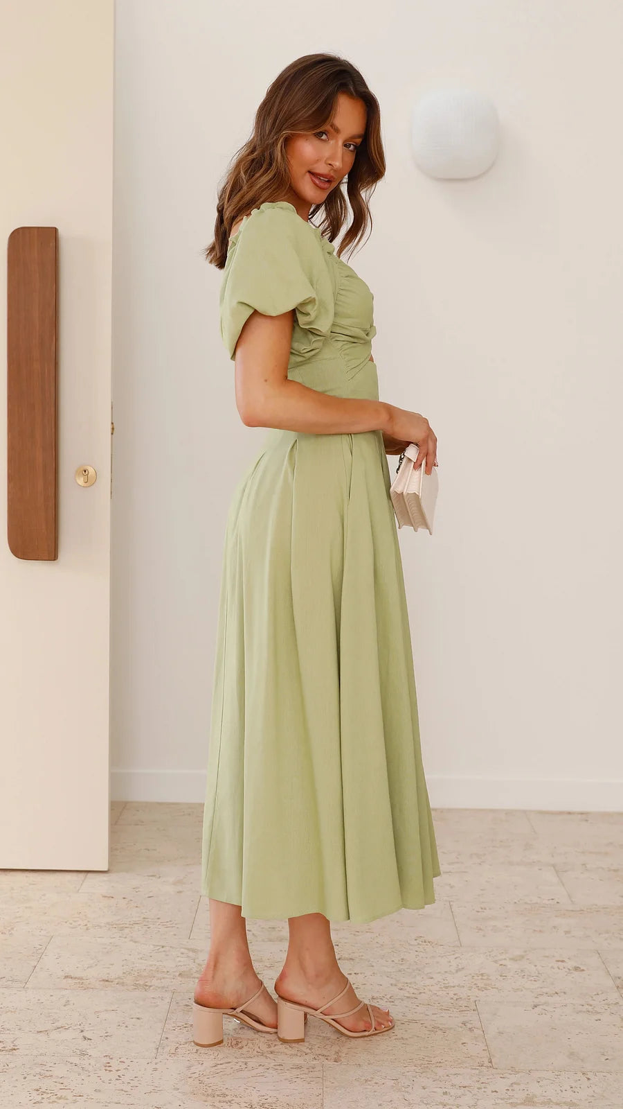 Vestido con cuello en V y mangas abullonadas
