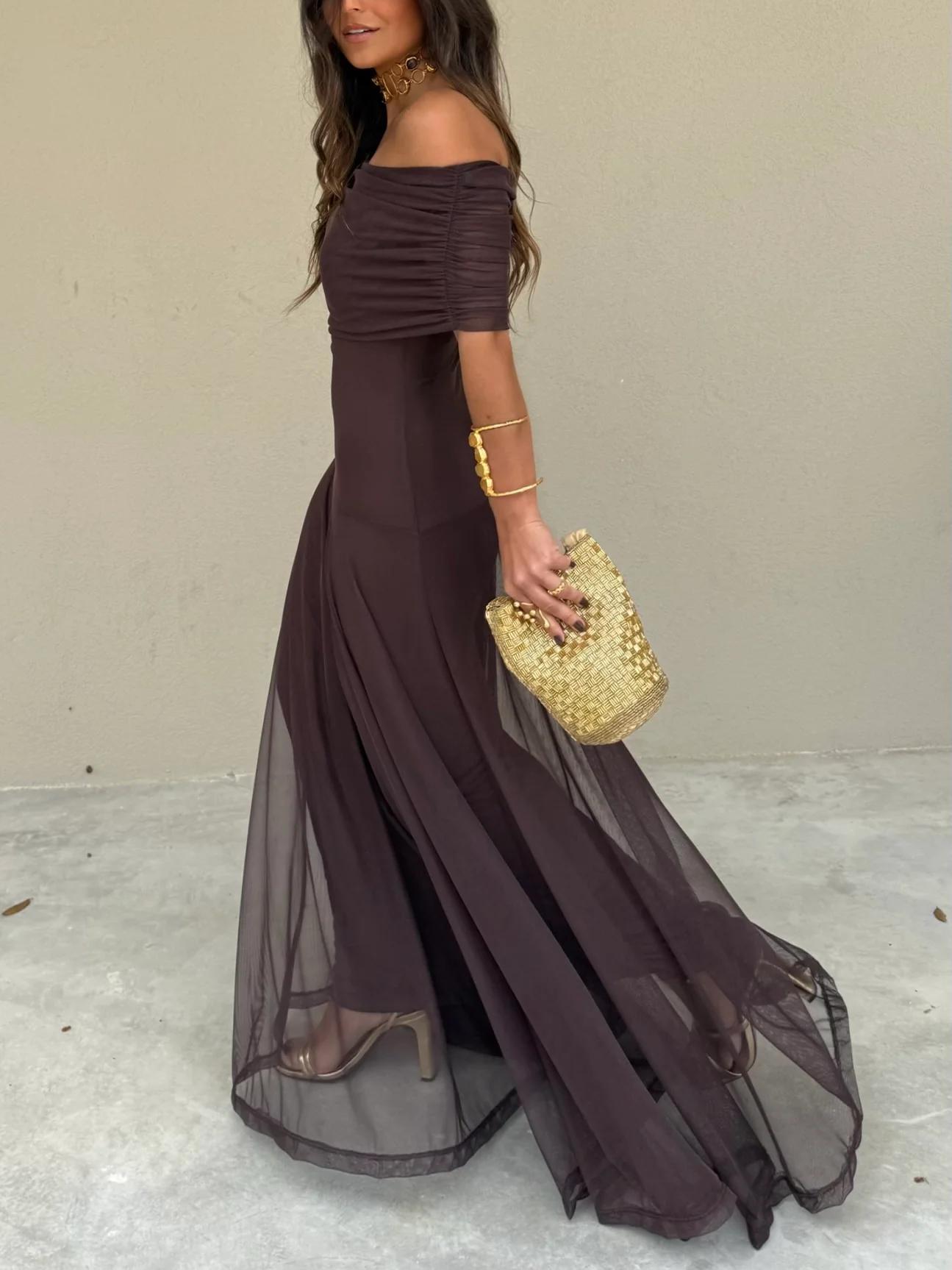 Vestido largo de malla con un solo hombro