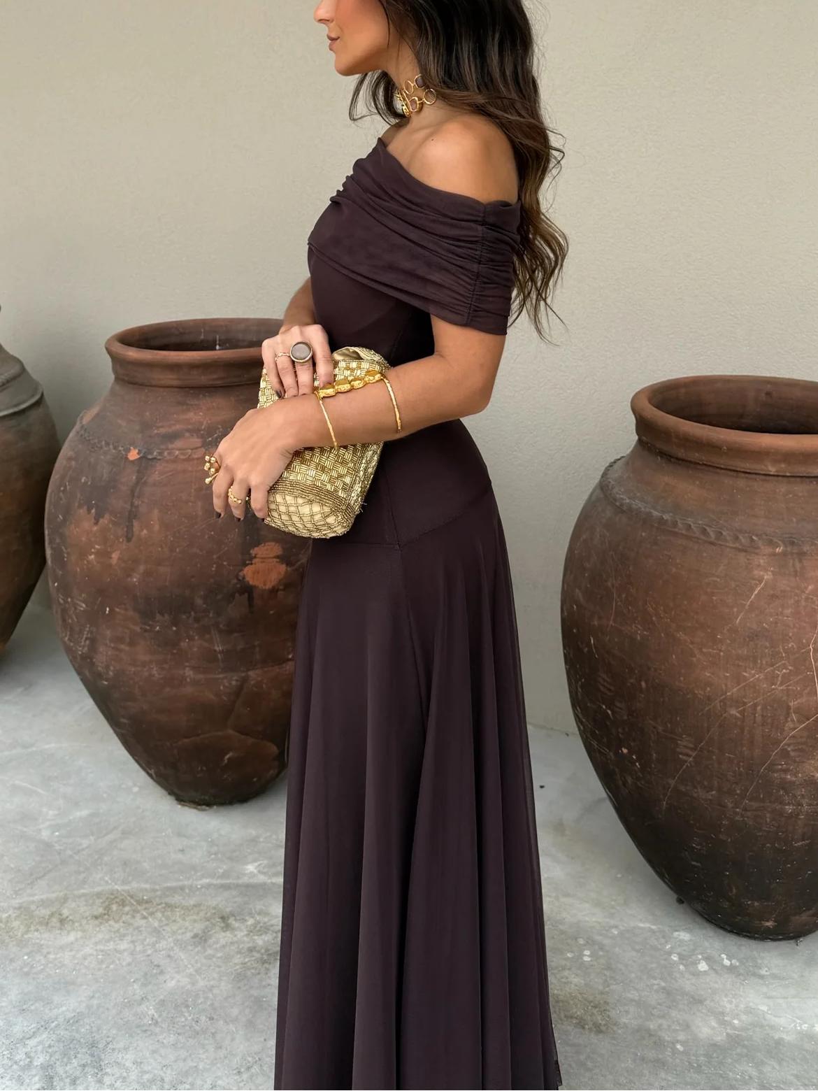 Vestido largo de malla con un solo hombro