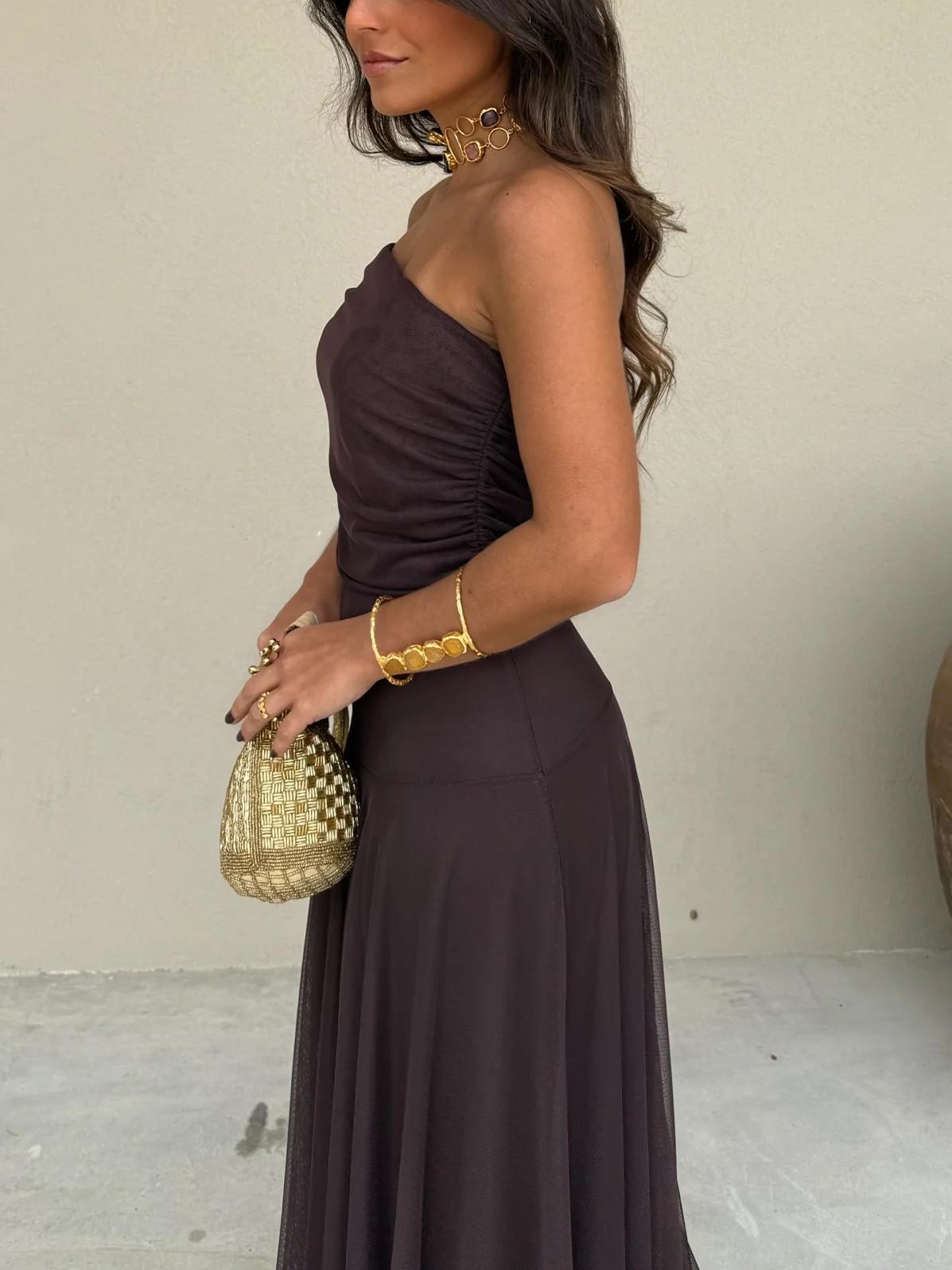 Vestido largo de malla con un solo hombro