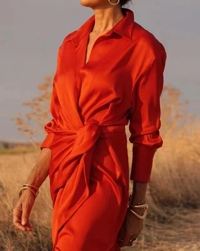 Vestido camisero largo cruzado de satén rojo