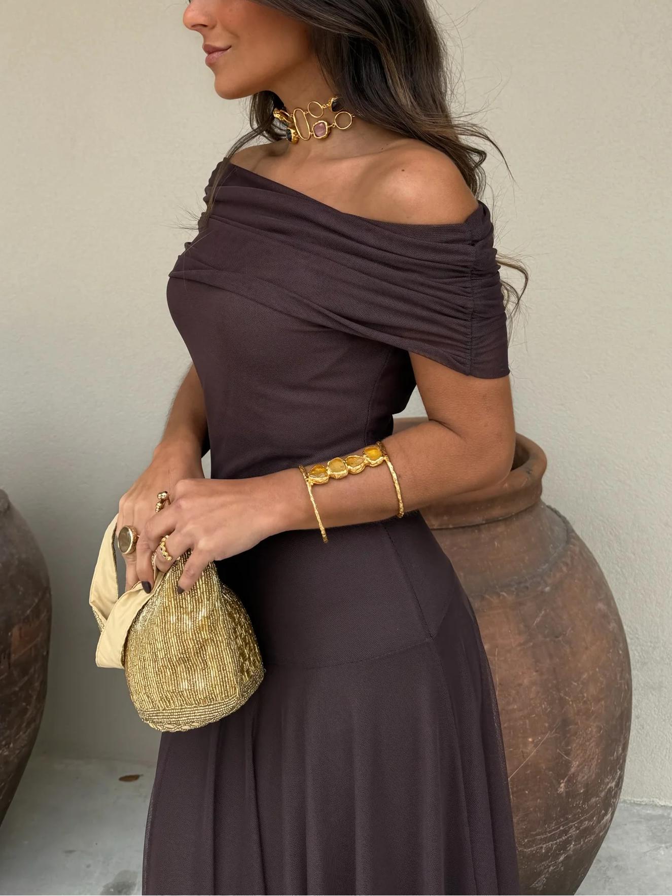 Vestido largo de malla con un solo hombro