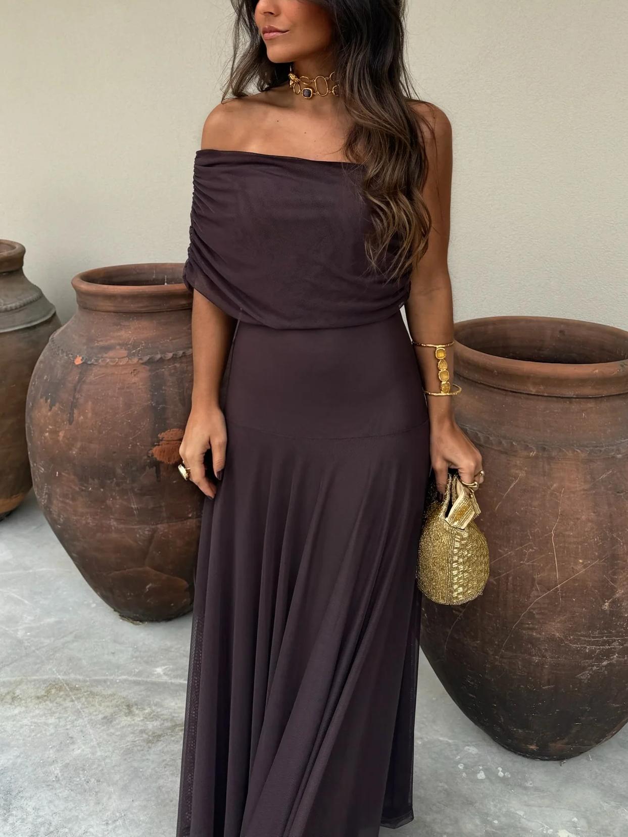 Vestido largo de malla con un solo hombro