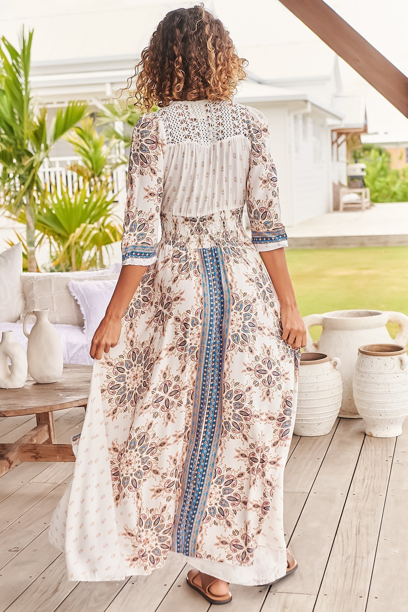 Vestido de corte A con cintura fruncida y espalda de encaje
