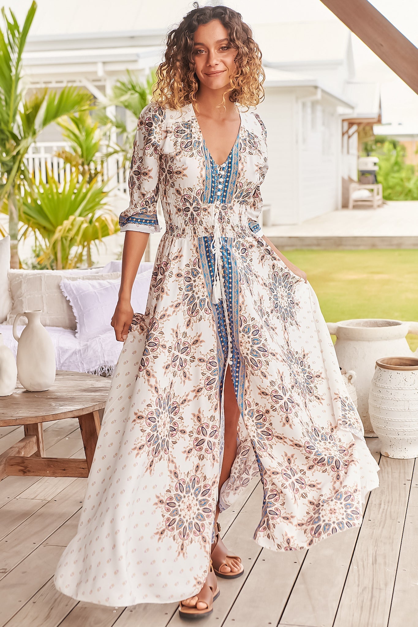 Vestido de corte A con cintura fruncida y espalda de encaje