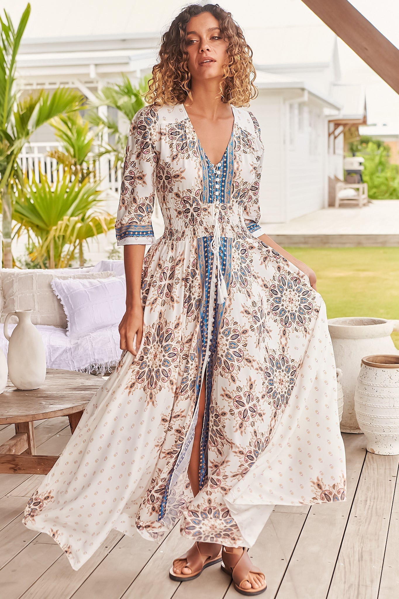 Vestido de corte A con cintura fruncida y espalda de encaje
