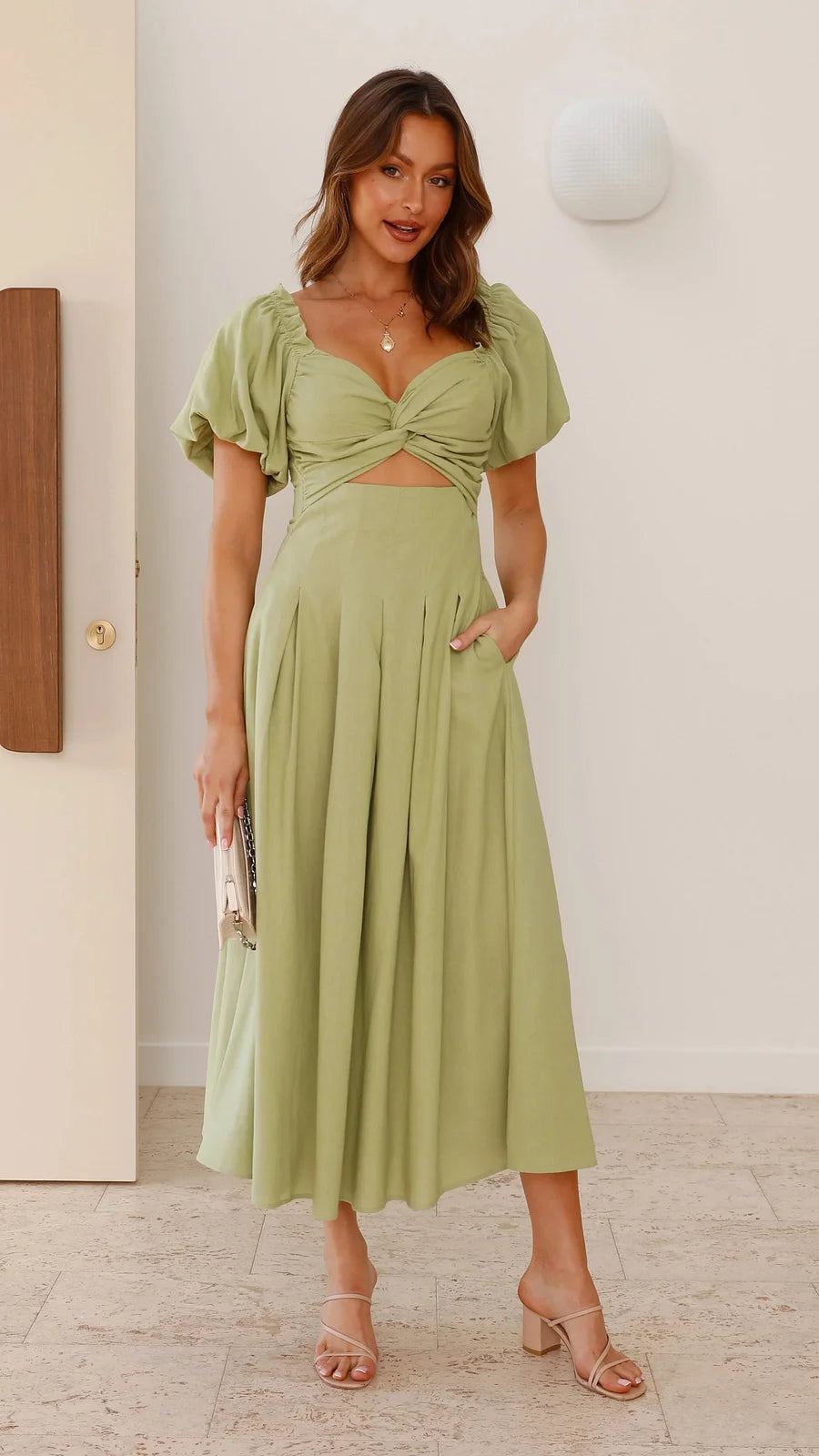 Vestido con cuello en V y mangas abullonadas