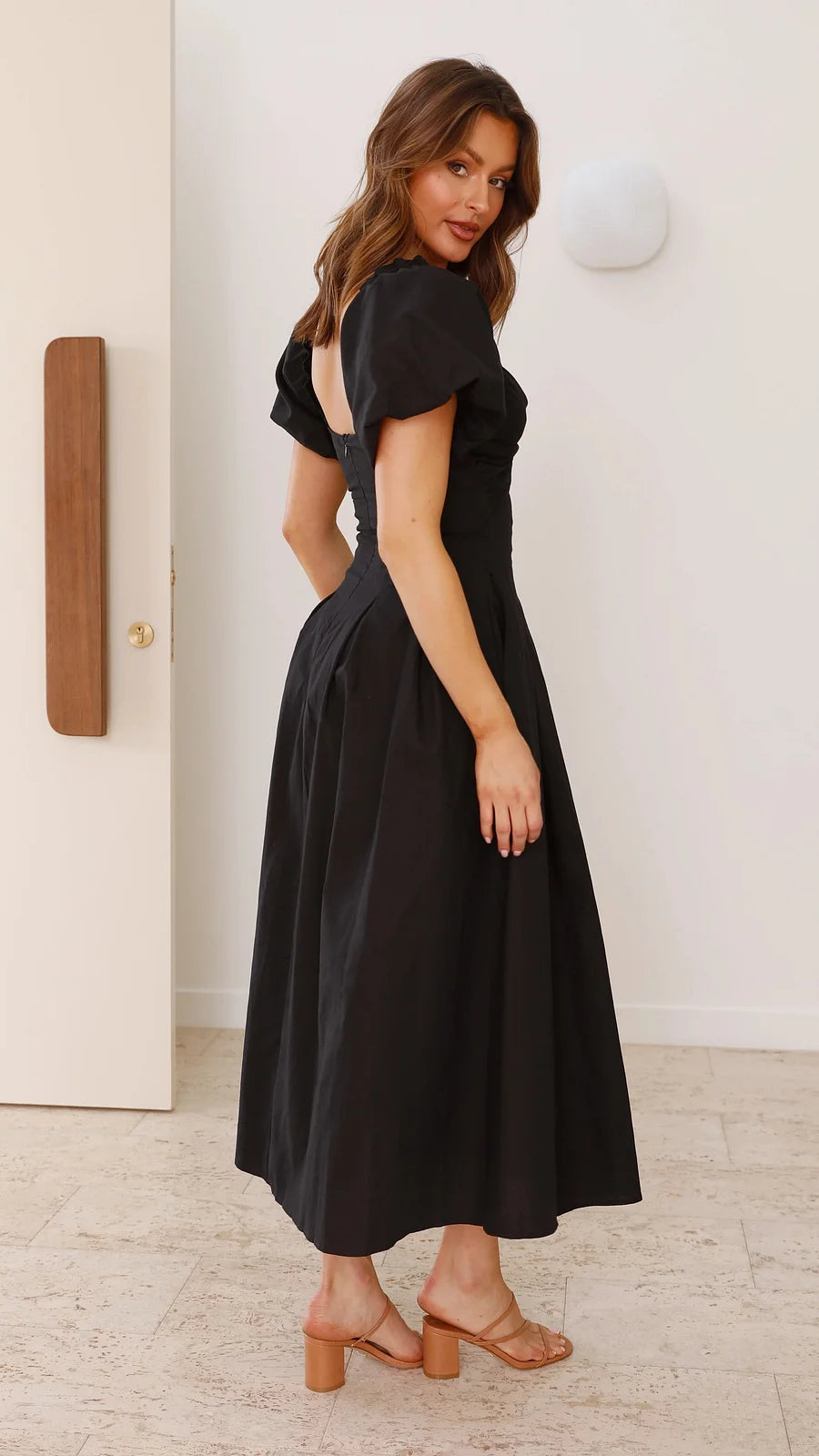 Vestido con cuello en V y mangas abullonadas
