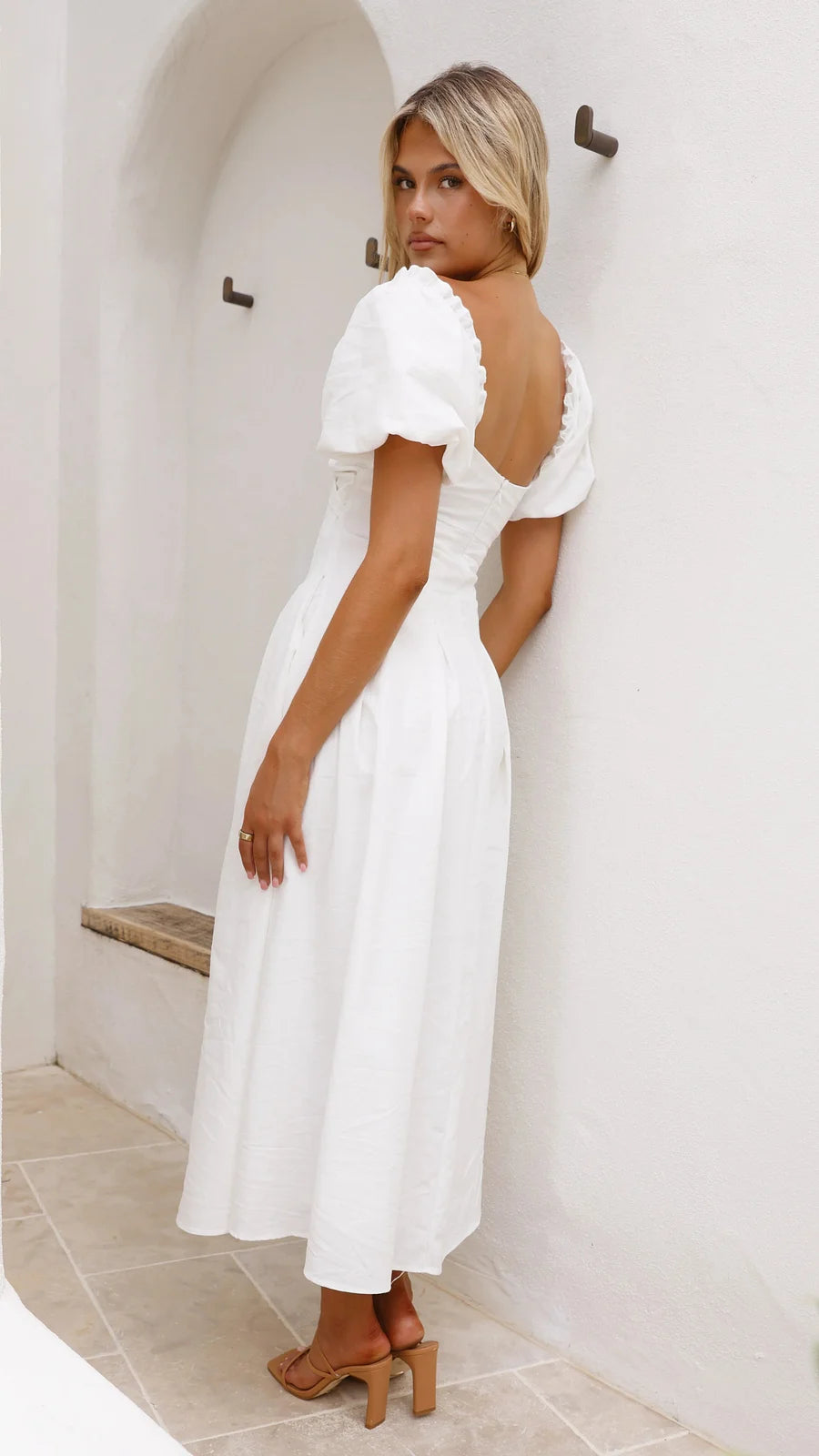 Vestido con cuello en V y mangas abullonadas